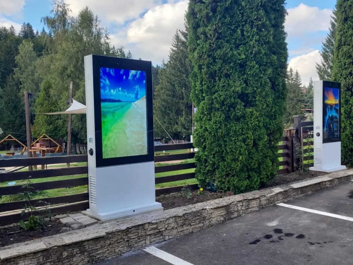 Totem LCD outdoor installati all’esterno accanto a un parcheggio