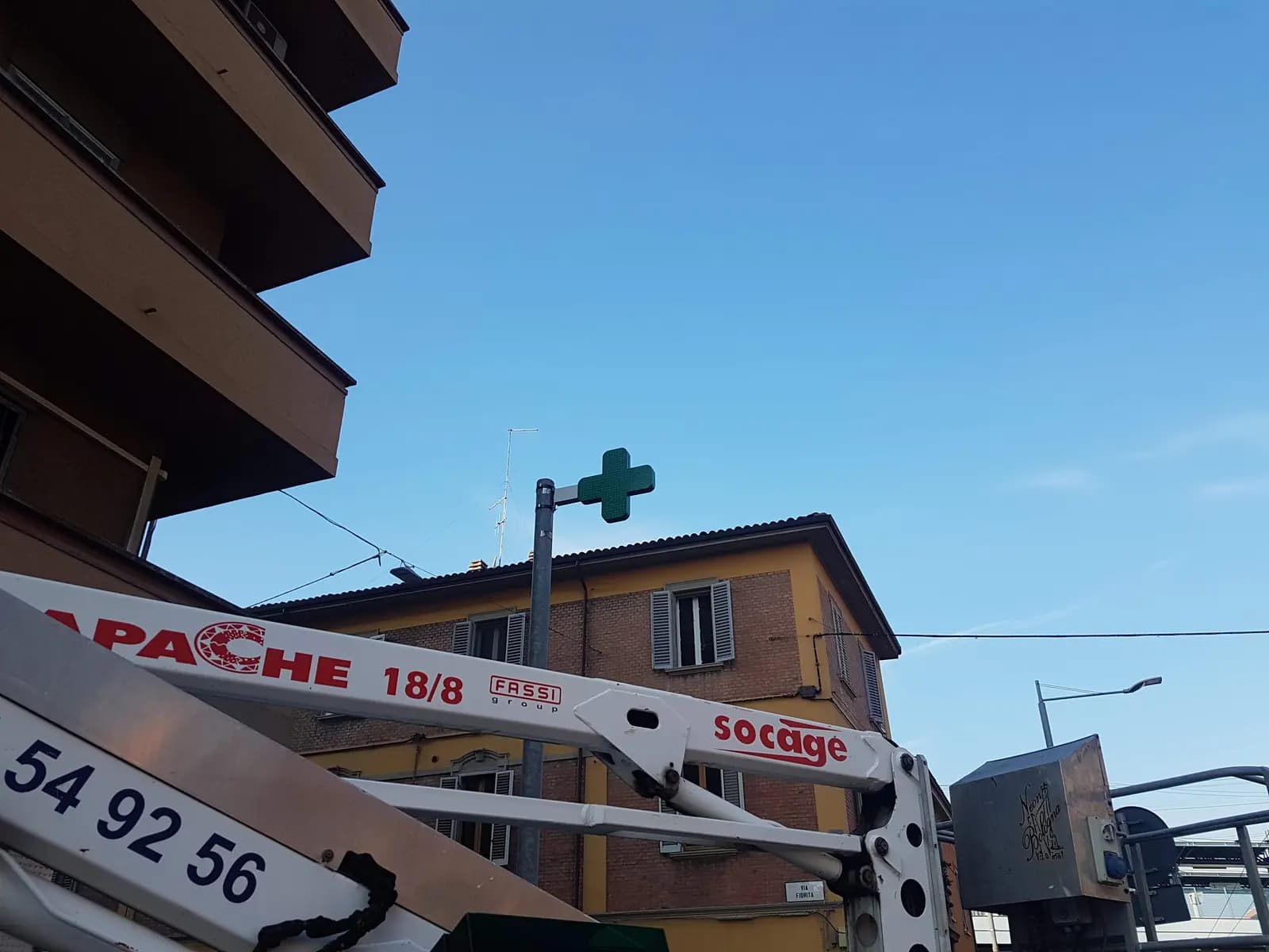 Croce a LED bifacciale su palo della Farmacia Pontevecchio a Bologna