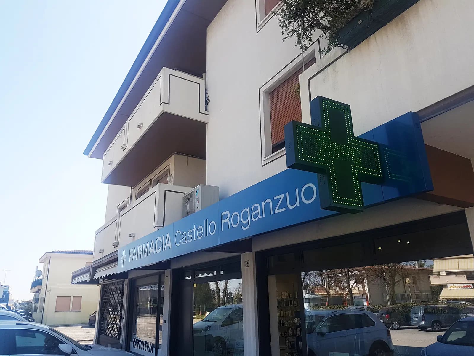 Croce a LED verde sull’insegna della Farmacia Castello Roganzuolo a San Fior