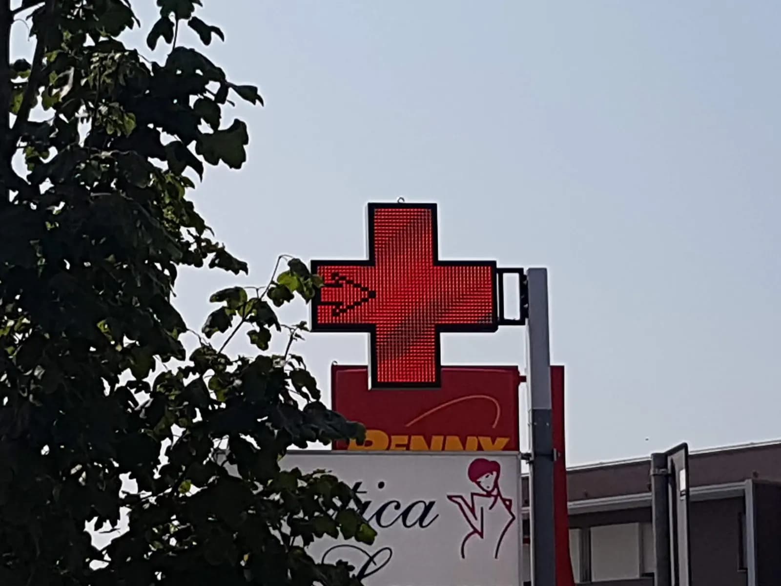 Croce a LED rossa su palo della Parafarmacia di Fiume Veneto