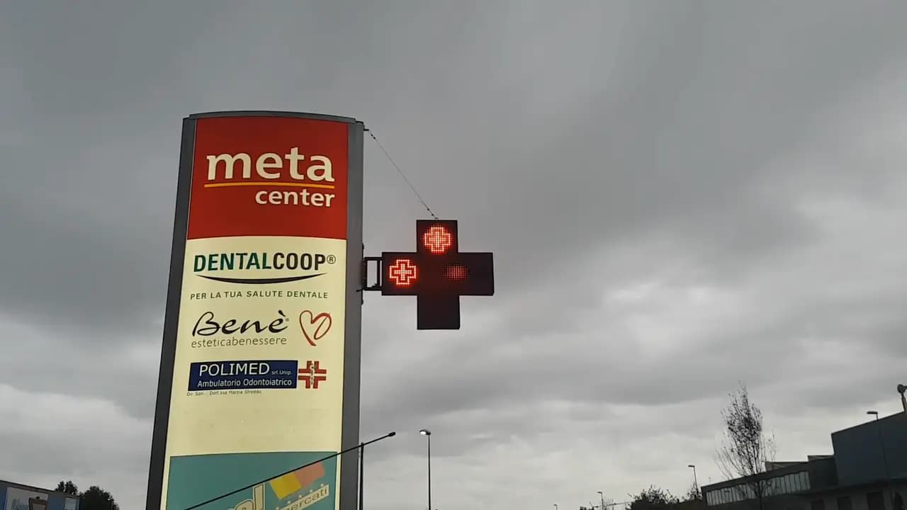 Video della croce a LED rossa animata sul totem della Parafarmacia di Fontanafredda