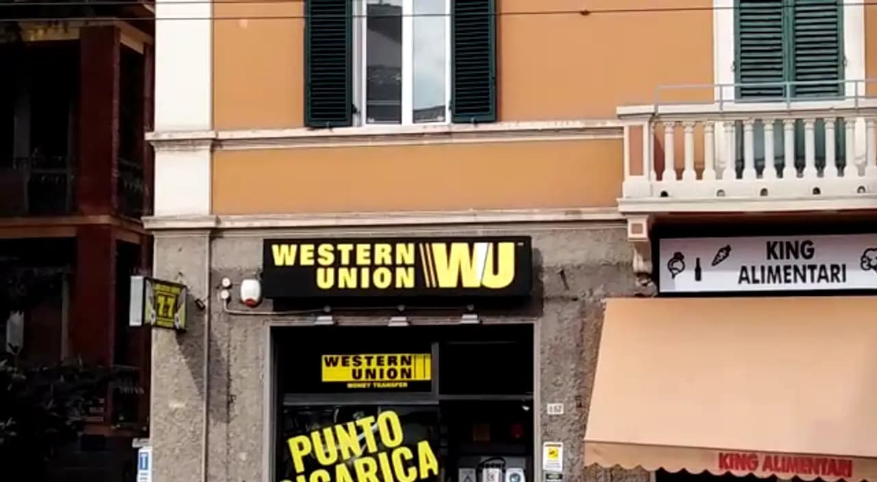 Video del display a LED a colori sopra la vetrina di Blaise Srl con servizi e marchi