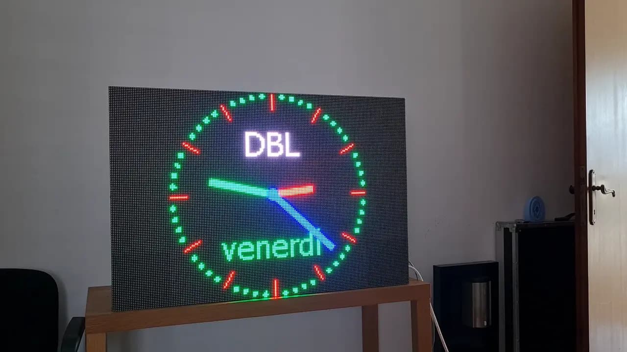 Display a LED a colori da esterno in collaudo con orologio animato