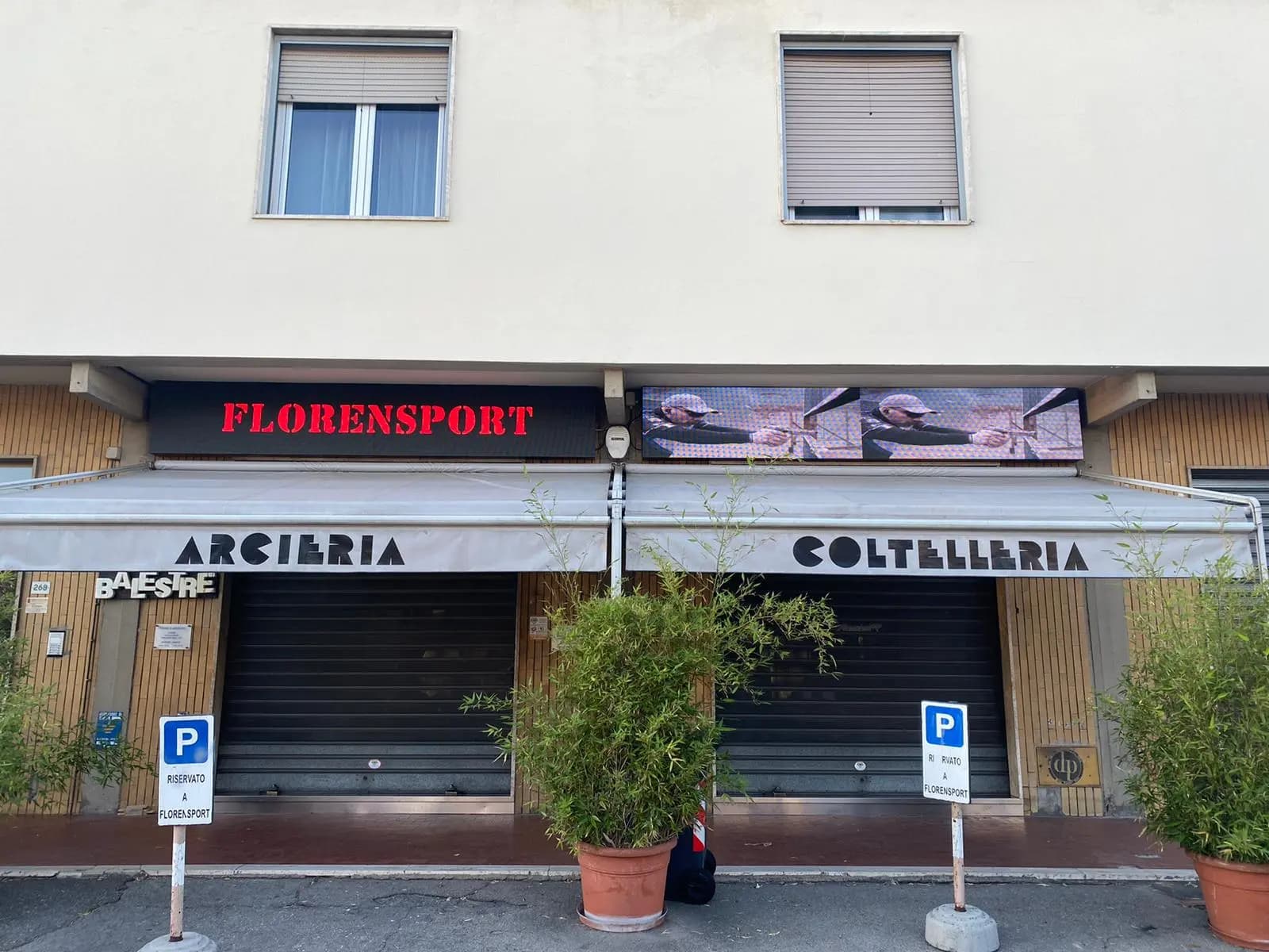 Display a LED a colori sopra le vetrine del negozio Florensport