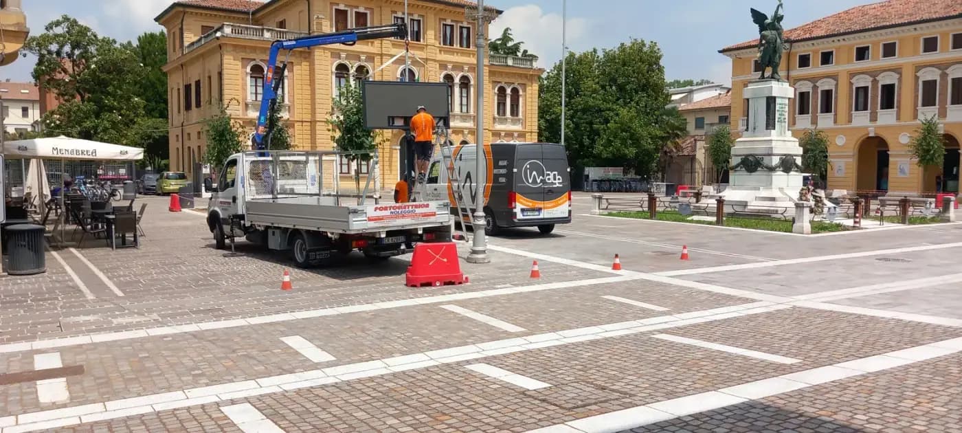 Montaggio del ledwall su palo in piazza a Mogliano Veneto