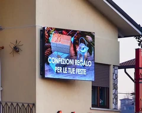 Ledwall outdoor passo 10 a bandiera con messaggio promozionale
