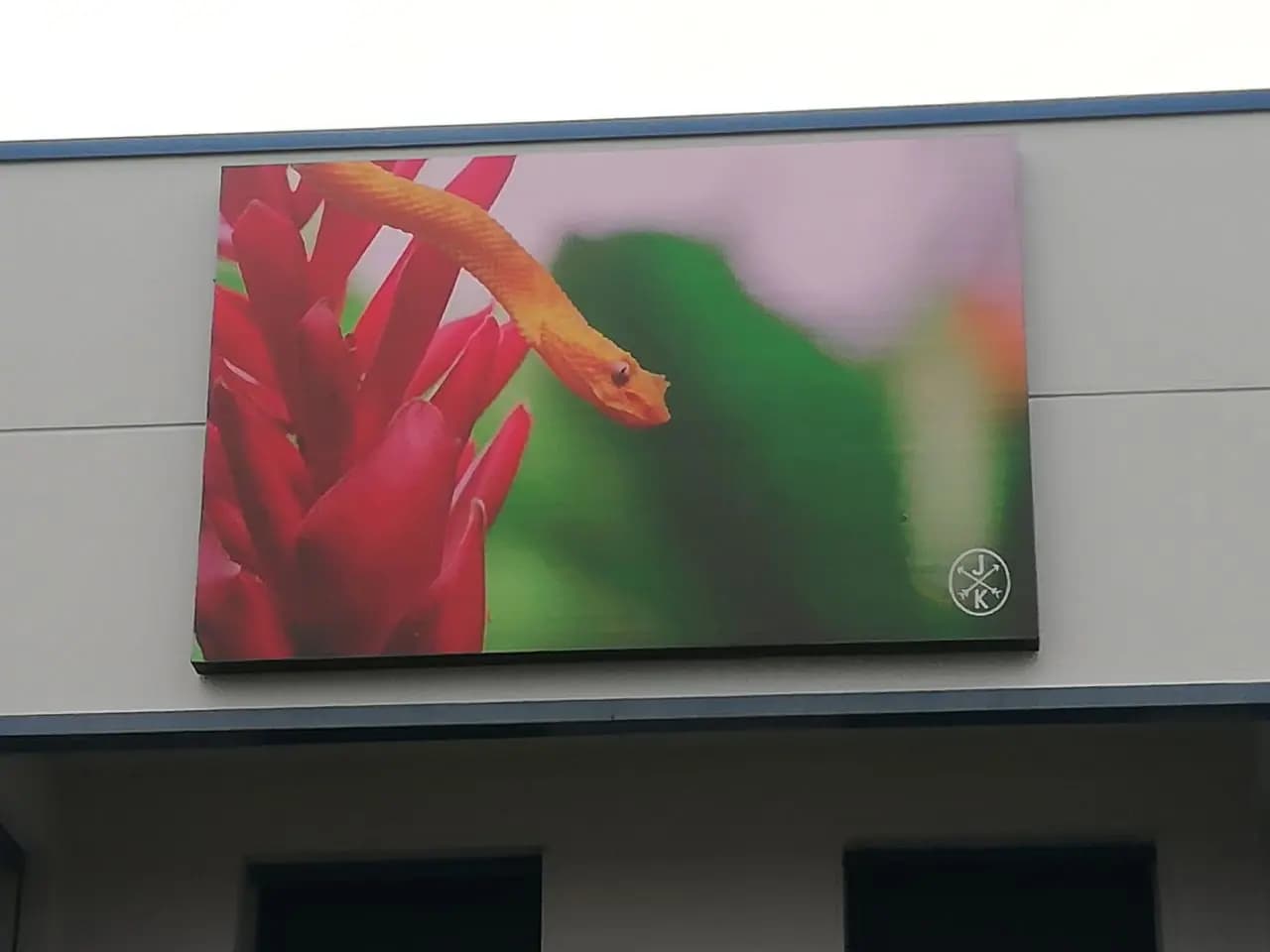 Ledwall acceso sulla facciata di un edificio a Portogruaro