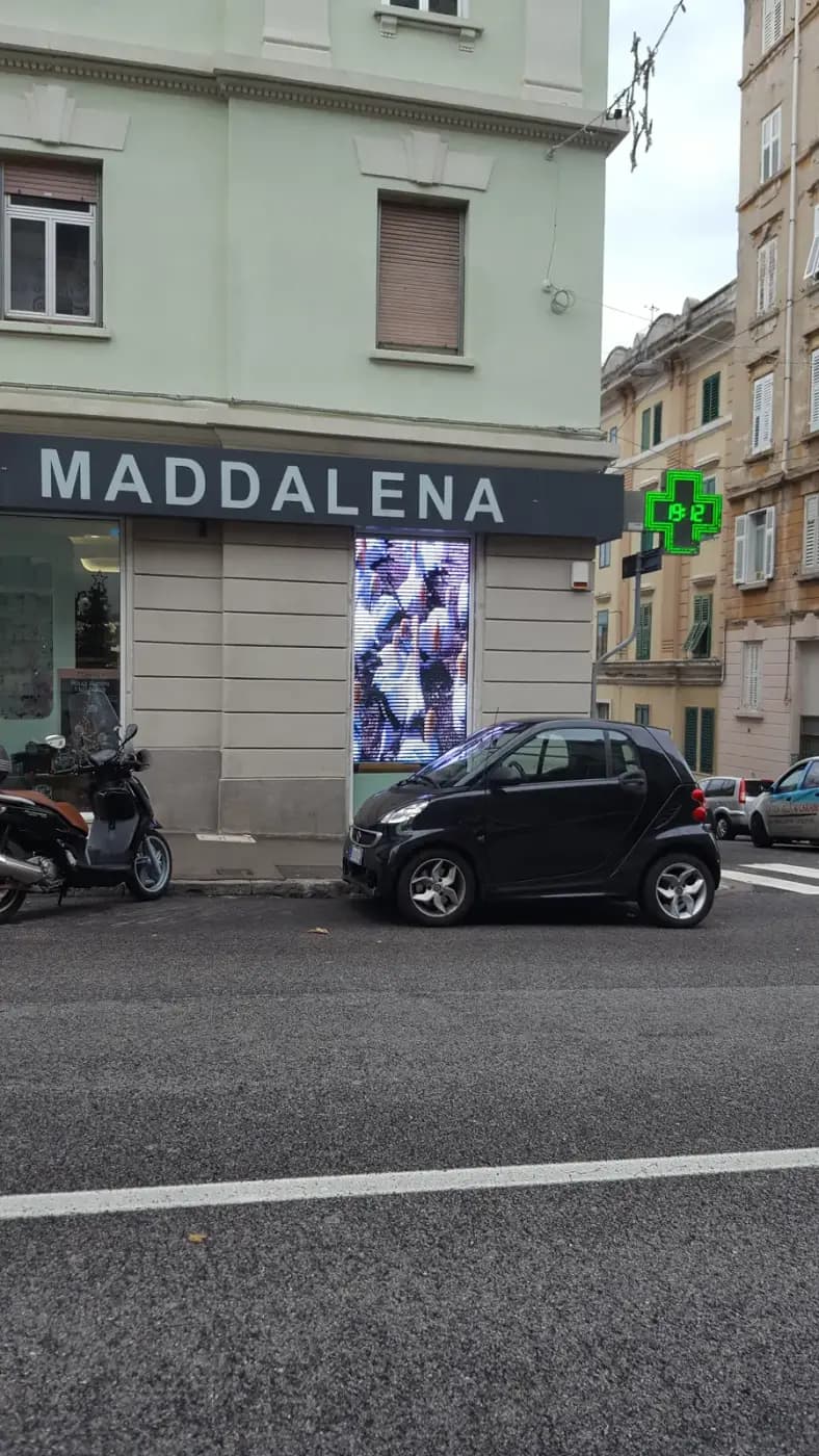 Ledwall acceso nella vetrina di una farmacia