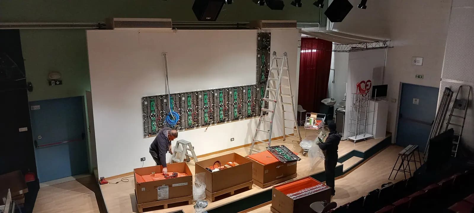 Parete ledwall indoor in montaggio nella sala di New Idenova
