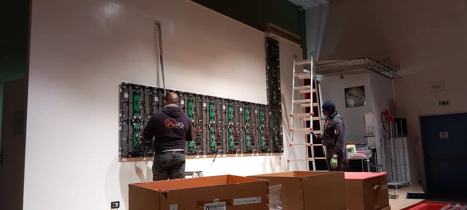 Tecnici montano i moduli del ledwall da New Idenova