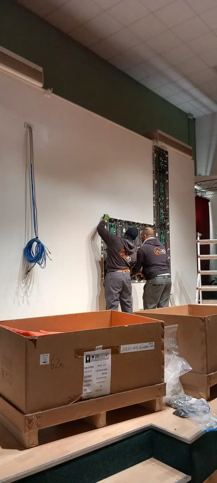 Primi moduli del ledwall fissati alla parete