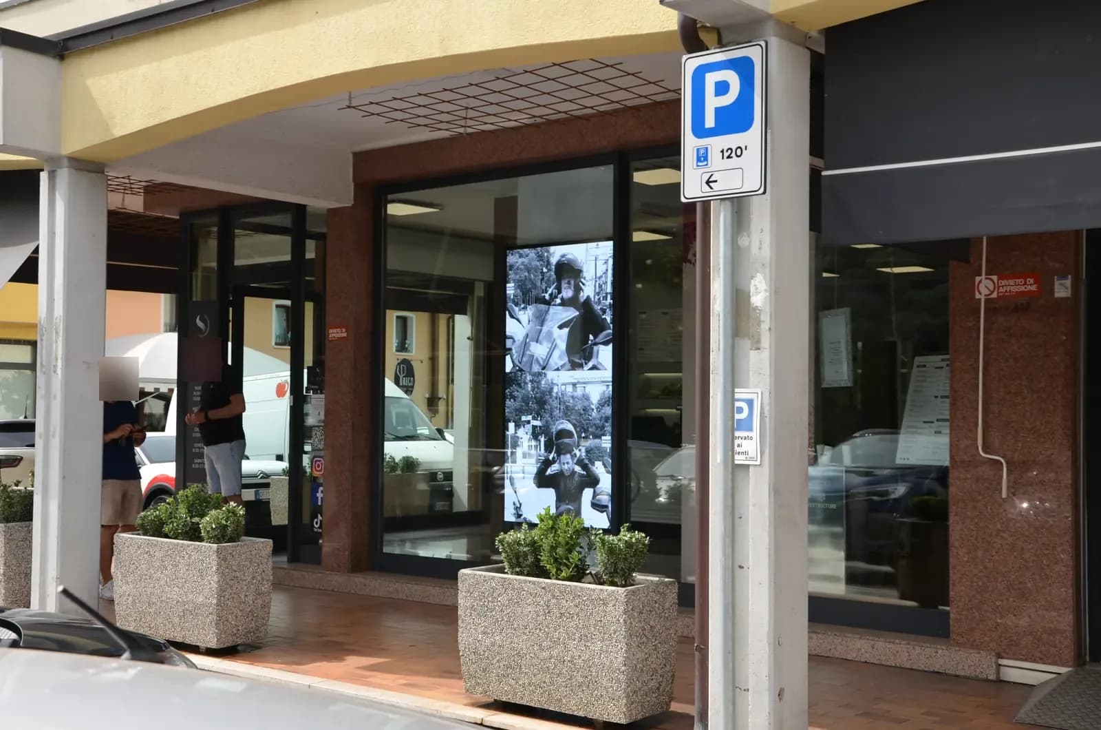 Ingresso di Sorato Parrucchieri con il ledwall in vetrina