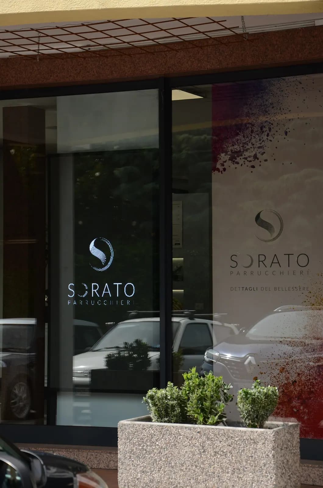 Insegna di Sorato Parrucchieri accanto al ledwall