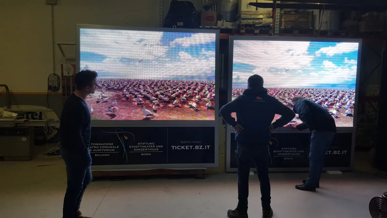 Collaudo di due totem ledwall bifacciali accesi