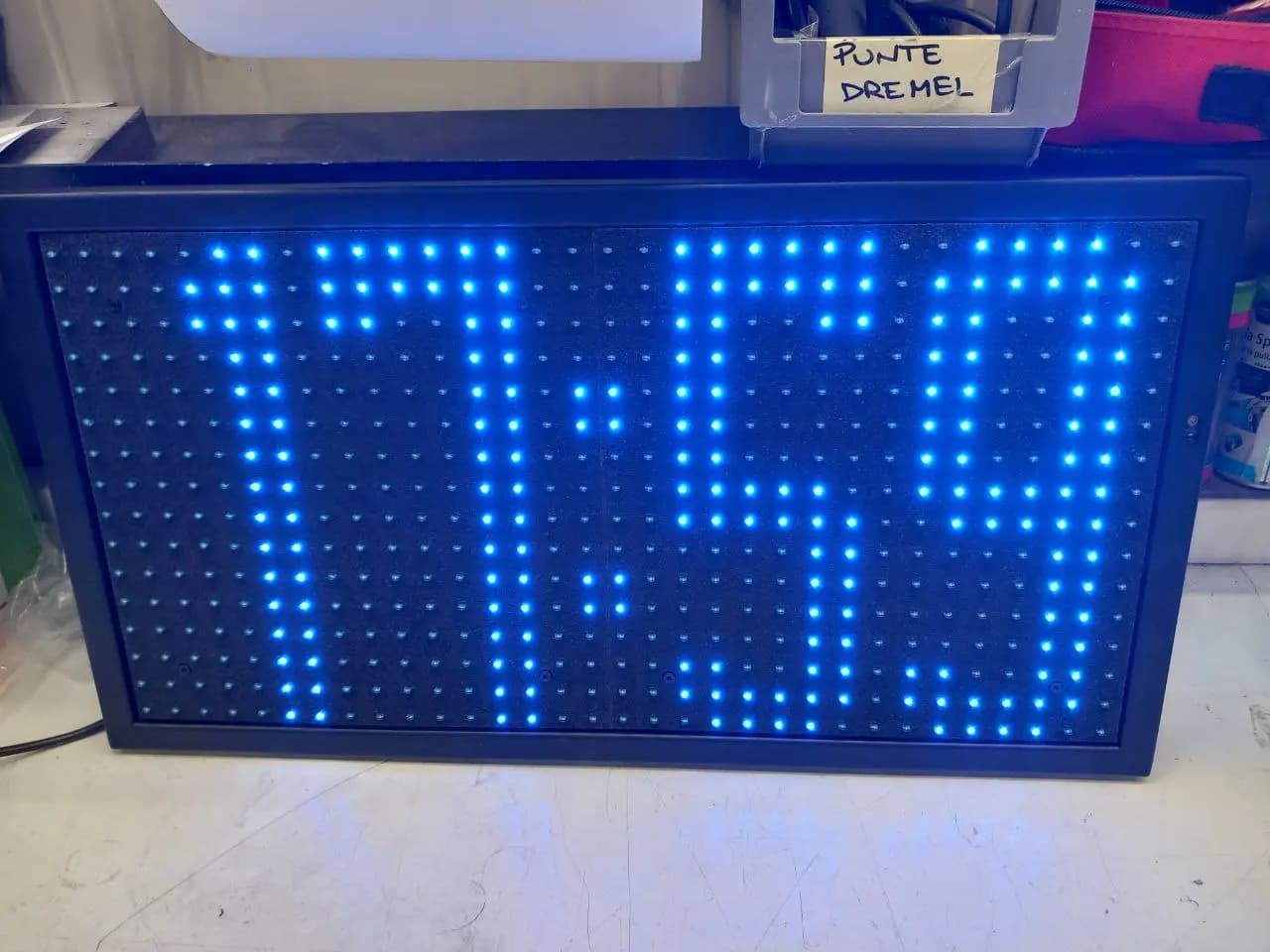 Orologio a LED blu di grandi dimensioni acceso in laboratorio