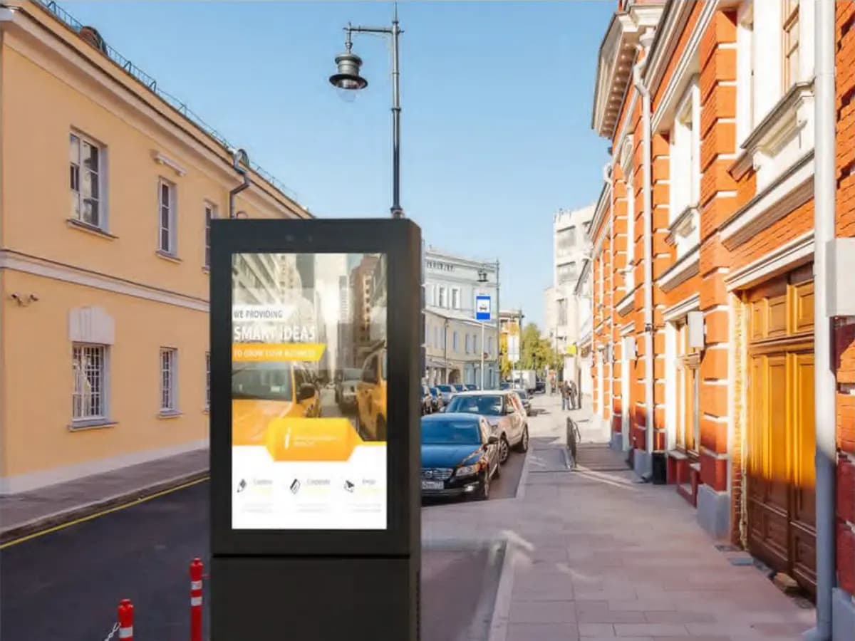 Totem LCD digital signage in una via pedonale
